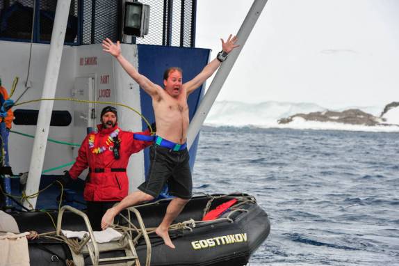 O fotógrafo novaiorquino Brian foi o primeiro a encarar o 'polar plunge' nas águas geladas de Brown Bluff, na Antártida (foto de Vladimir Seliverstov)
